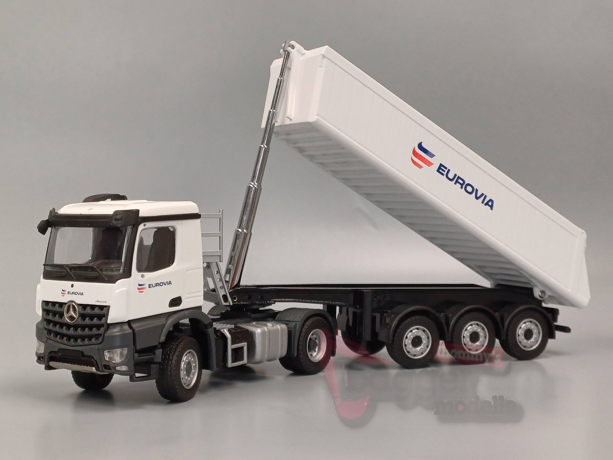 78202-6 - Conrad - SCHMITZ CARGOBULL Kastenmuldenkipper auf Mercedes-Benz Arocs  "Eurovia"